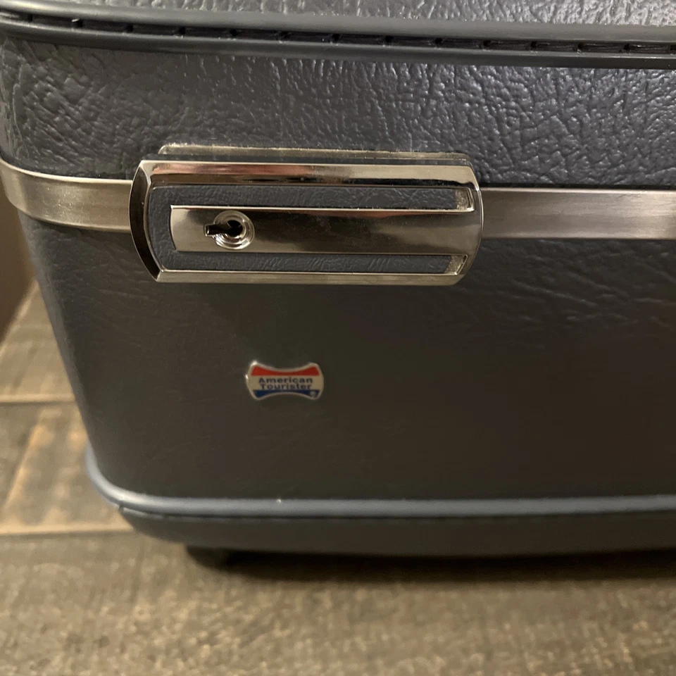 American Tourister ︱Blue Train Travel Makeup Case ︱1960'S with Tray - Image 2 of 4