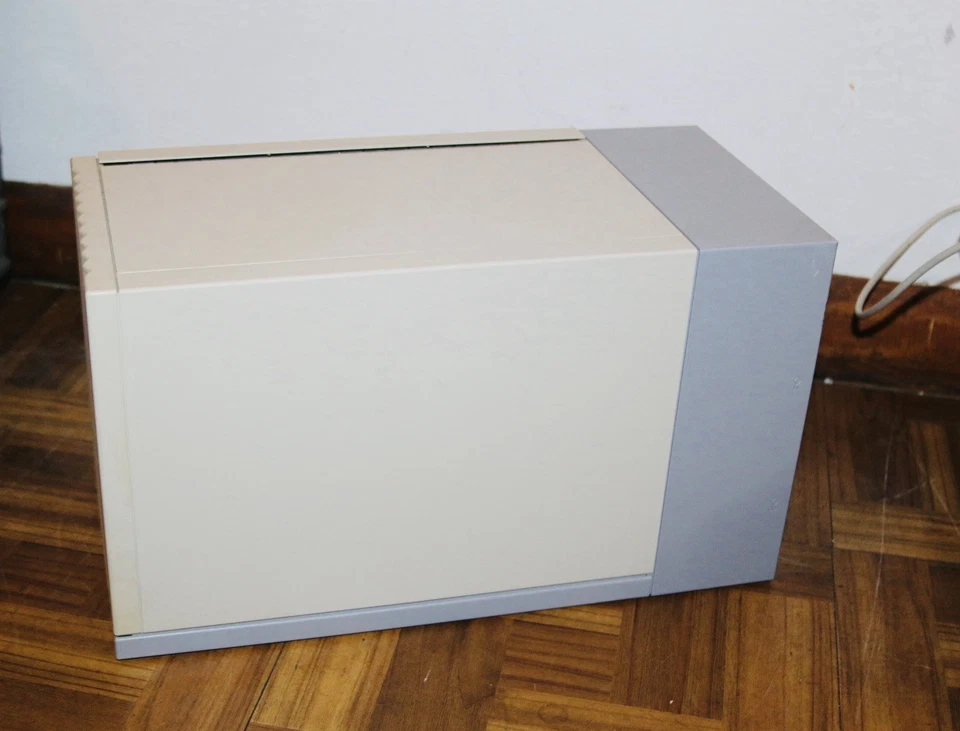 Sun 711  SCSI 12 Bay HDD Enclosure 599-2061-01 w/(8) 5402730-03, 5402936-02 - Image 2 of 4