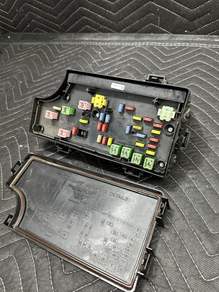 Dodge Avenger Chrysler 200 2011-2014 caja de fusibles módulo de control de carrocería P04692346AE Foto 2 de 4