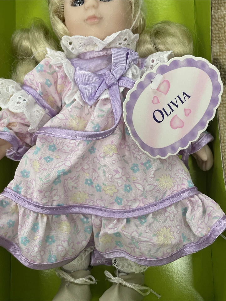 Colección Dream Vintage, Muñeca de Porcelana Irrompible, Llamada Olivia Foto 3 de 4