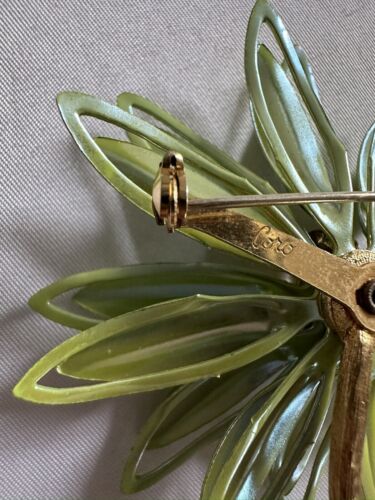 Vtg Large Green Enamel Coro Flower brooch Earrings Set Faux Pearl Gold Tone W1 - Picture 7 of 14