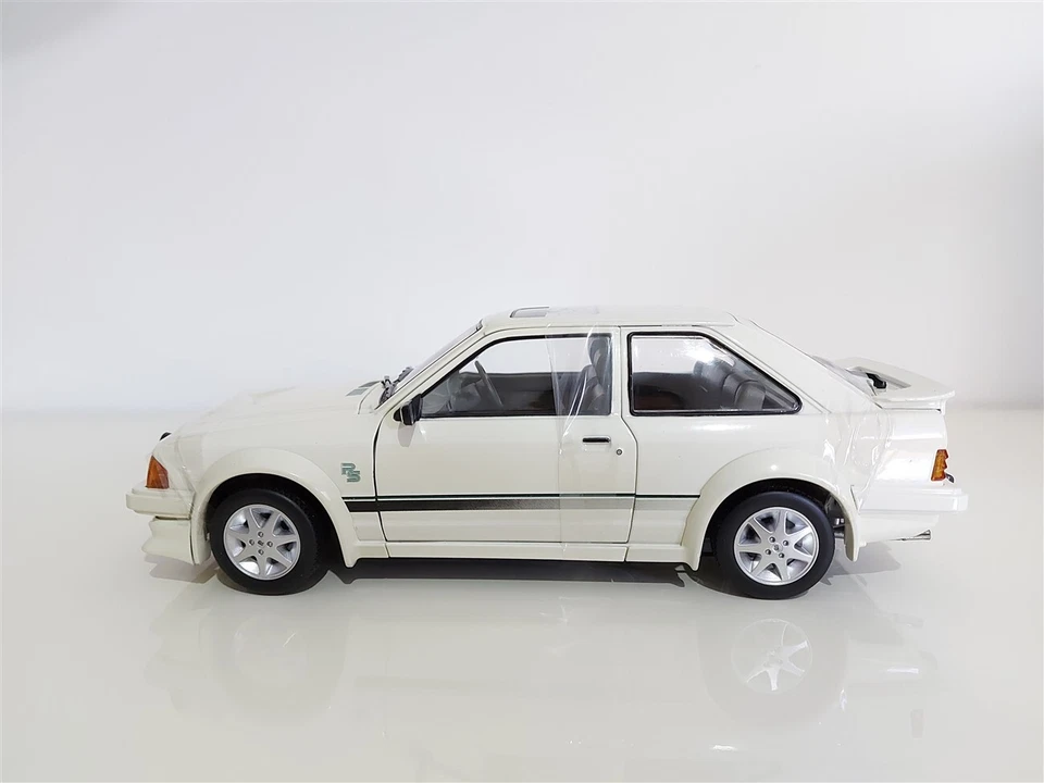 FORD ESCORT RS Turbo Bianco del 1984 - SUNSTAR 1/18 art. 4963 - Immagine 4 di 4