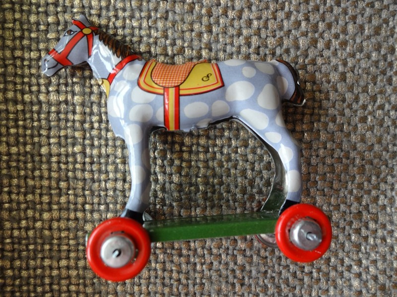 Schylling – Tin Toys Horse with red wheels – Christmas Tree Ornament size-