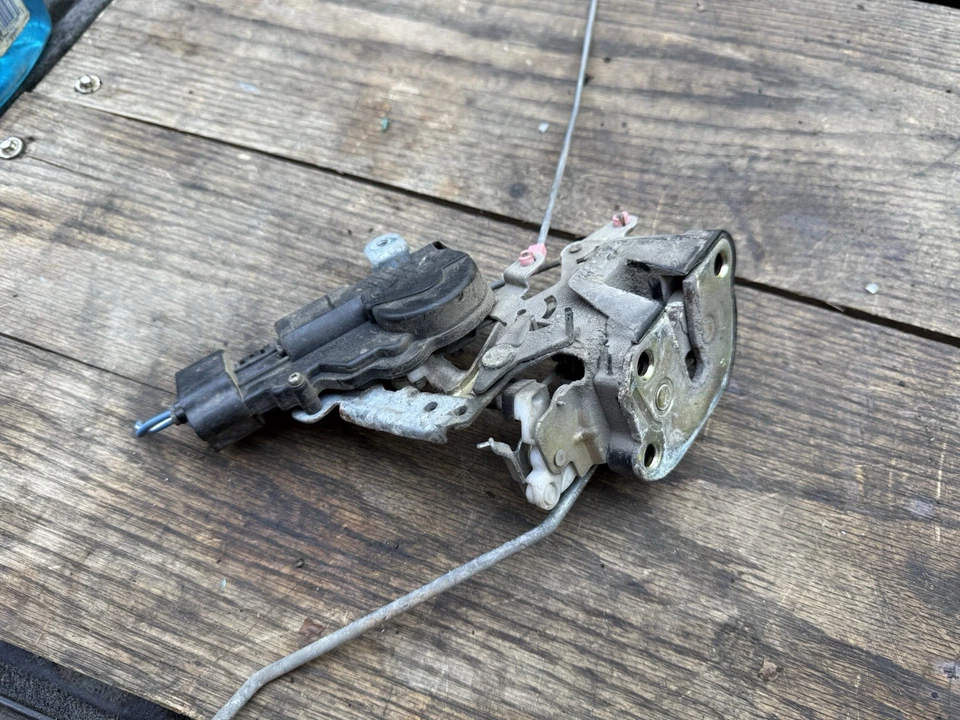 2001-2004 Toyota Tacoma Crew Cab Rear Right Power Door Lock Latch Actuator OEM - Image 2 of 3