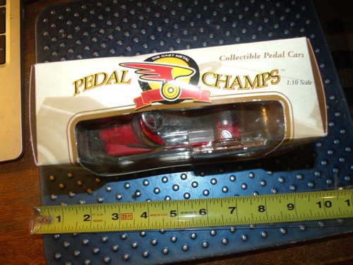 PEDAL CHAMPS Collectible Pedal Cars CITY FIRE DEPT TRUCK - 1:10 Scale - 2000 - Picture 2 of 3
