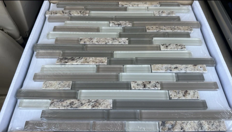 Mosaico de piedra y vidrio de granito dorado del desierto Foto 4 de 4