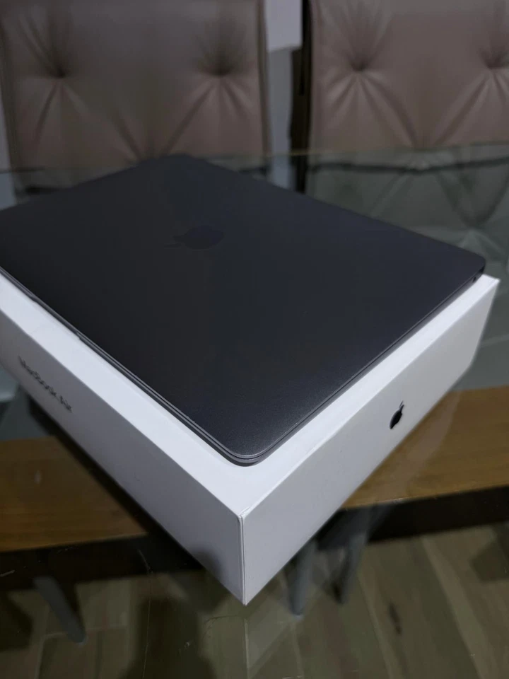 Apple MacBook Air 13.3" (128GB SSD, Intel Core i5 5.ª generazione, 1,6 GHz, 8GB) - Immagine 2 di 4