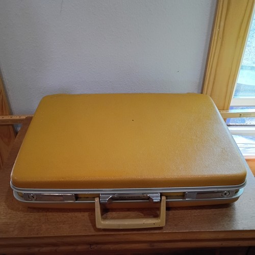 Vintage Royal Traveler Hard Sided Suit Case 18" x 12" x 3.5" With 1 Key. Marks