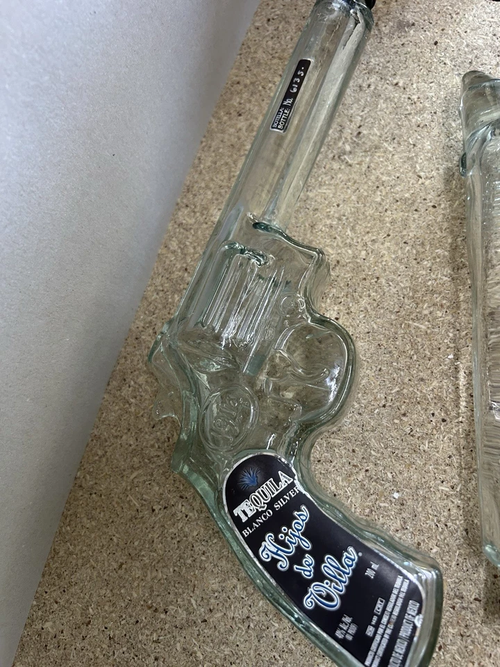 Botellas vacías coleccionables - Vodka con cabeza de cristal y forma de pistola de tequila Hijos de Villa Foto 2 de 4