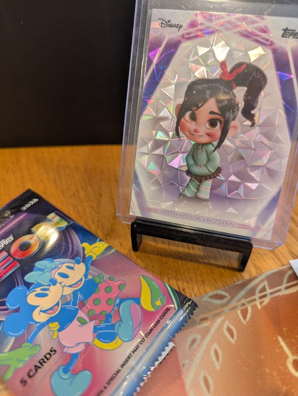 VANELLOPE VON SCHWEETZ- 2026 Topps Disney Neon Diamante Parallel