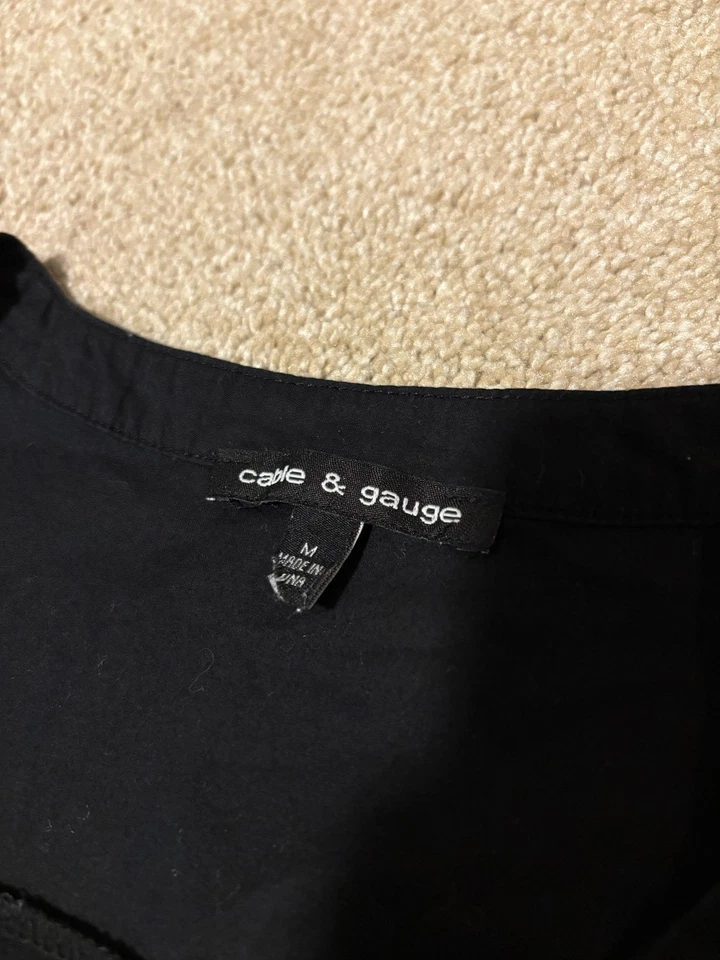 Blusa sin mangas para mujer Cable & Gauge cuello en V volantes plisada 3 botones negra, talla M Foto 4 de 4