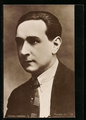 Schauspieler Fernand Hermann im Anzug, Ansichtskarte 
