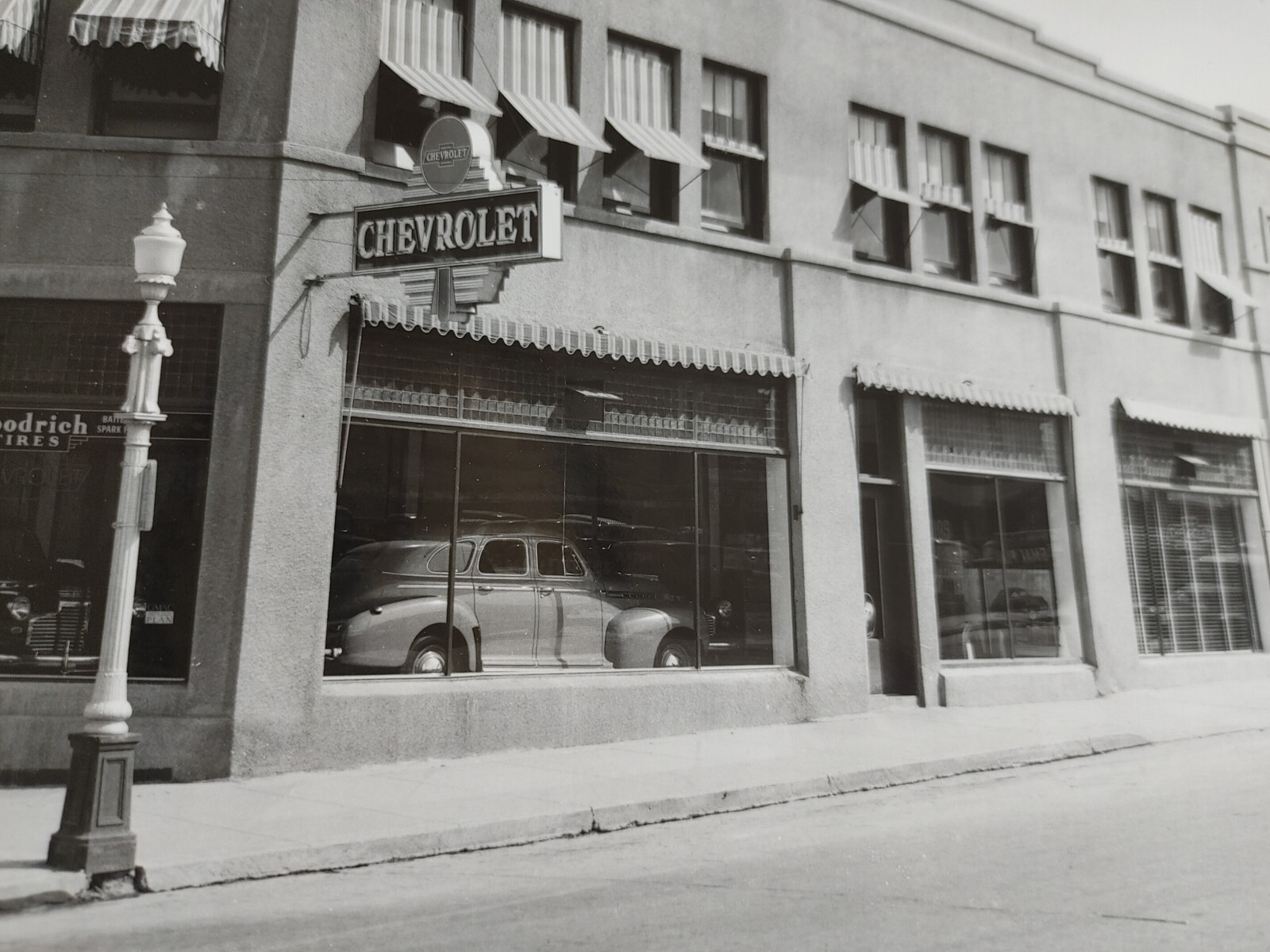 1930'S PHOTO STREET VIEW CHEVROLET AUTO DEALERSHIP SHOWROOM CARS HELENA