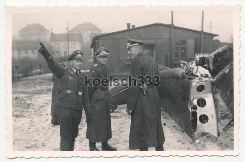 Foto Offiziere der Luftwaffe an einem alliierten Flugzeug Wrack in Deutschland