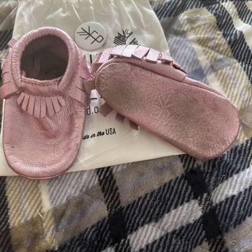 Freshly Picked Pink Metallic Children's Fringe Booties Moccasins Size 6 Used - Picture 5 of 5