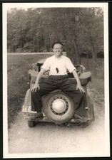 Fotografia Auto Opel Cabrio, guidatore seduto su ruota di scorta 