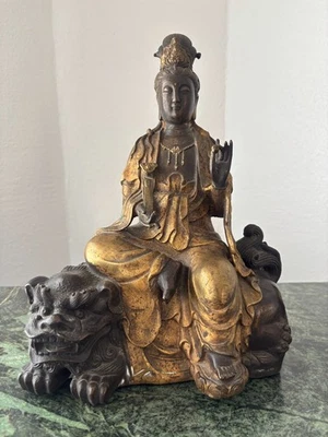 STATUE BODHISATTVA GUANYIN ASSISE SUR UN LION GARDIEN (FOO LION).EN BRONZE, XIXè - Photo 1/4