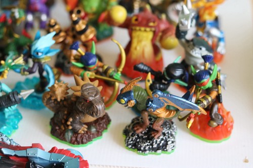 Skylanders Pacchetto Figurine Miste Joblot Con Borsa Portaoggetti - Foto 15 di 20