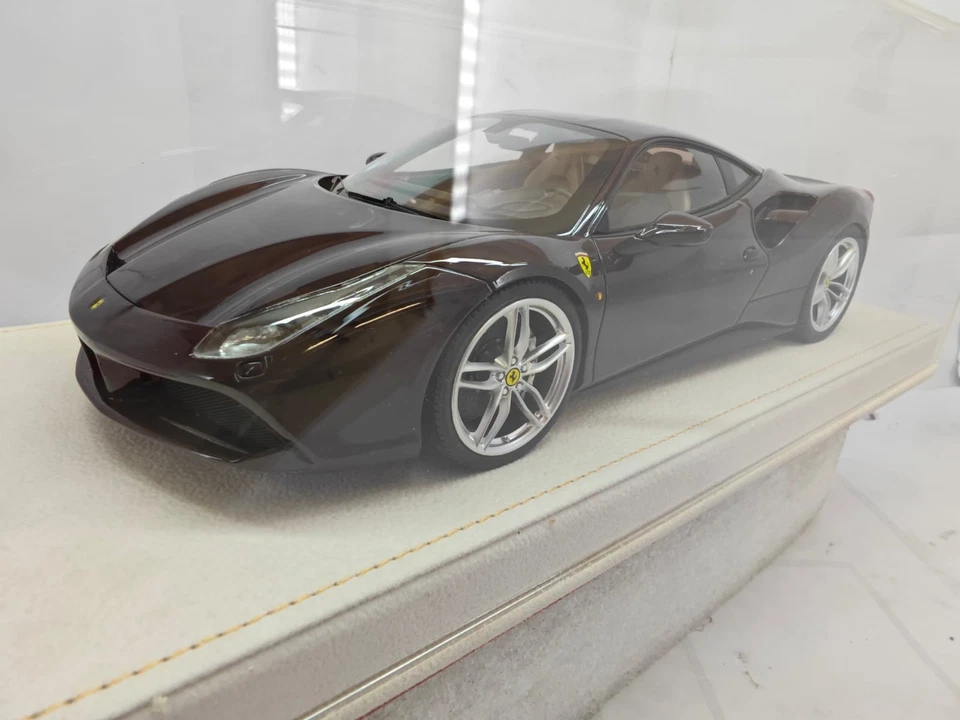 1:18 MR Ferrari 488 GTB - Vinaccia (resina) - Immagine 2 di 4