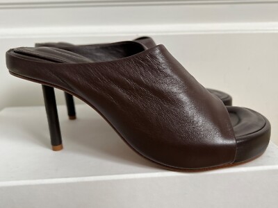 サンダル・ミュール JACQUEMUS Nuvola Mules in Brown Leather Les Mules Nuvola leather mules in brown - Jacquemus | Mytheresa