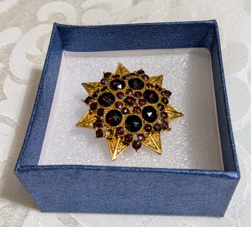 Vintage ART© Signed Red Rhinestones Pin Brooch: Gold Tone, Ø1.6"