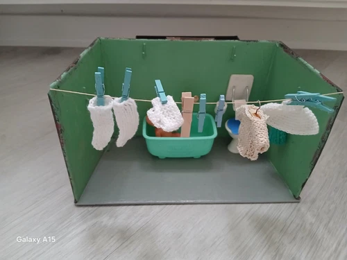 PUPPENSTUBENBAD aus Blech .Mit Püppchen und Accessoire
