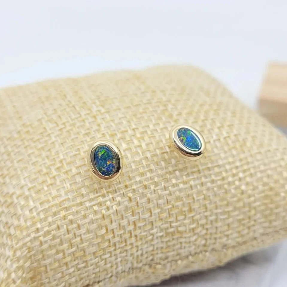 Aretes simples ovalados naturales de ópalo doblete australiano de oro amarillo de 14 k Foto 3 de 4