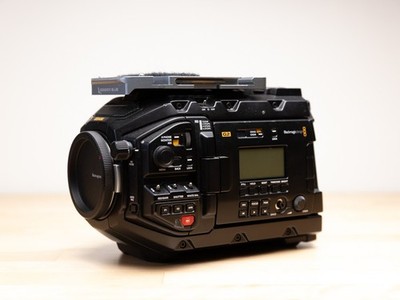 blackmagic ursa mini pro 4.6k g2 EF Mount