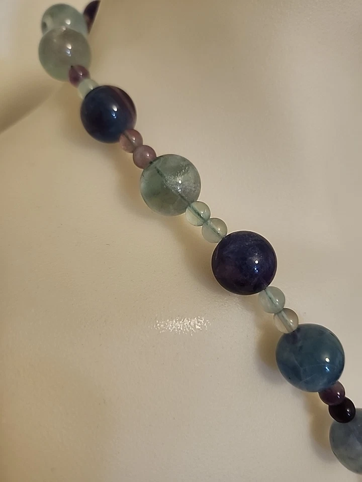 COLLAR NATURAL GRANDE REDONDO PIEDRA FLUORITA CON COLGANTE DE PIEDRAS PRECIOSAS BÚHO DE ÁRBOL Foto 3 de 4