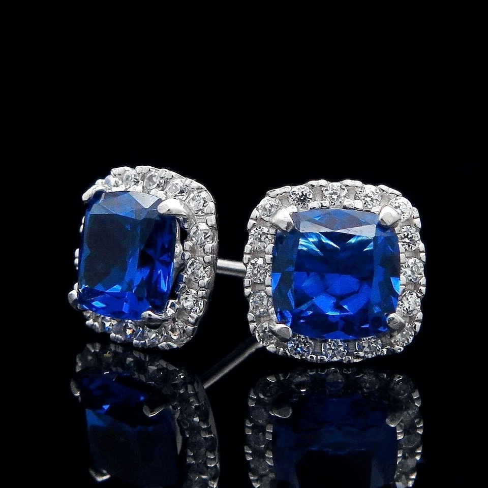 Pendientes de diamantes simulados con halo de zafiro cojín de 1,00 quilates con tachuelas de oro blanco de 14 quilates Foto 2 de 4
