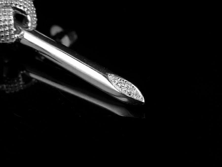 Colgante para hombre enchapado en oro blanco de 14 K con cruz de diamantes de corte redondo de 1 quilate Foto 3 de 4