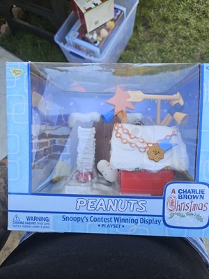 Peanuts snoopy's contest winning display set. A charlie brown christmas Figures