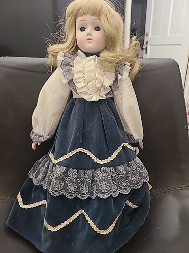 Heritage Victorian Porcelain & Cloth Doll Wind Up Musical - Bild 2 von 11