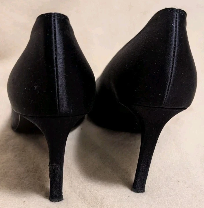 Salto Feminino Vintage Yves Saint Laurent Gala Cetim Preto Tamanho 7M Itália - Imagem 3 de 4