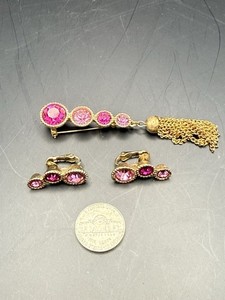 Vintage Perfect Sarah Coventry "Saucy" set brooch and earrings pink and fuschia