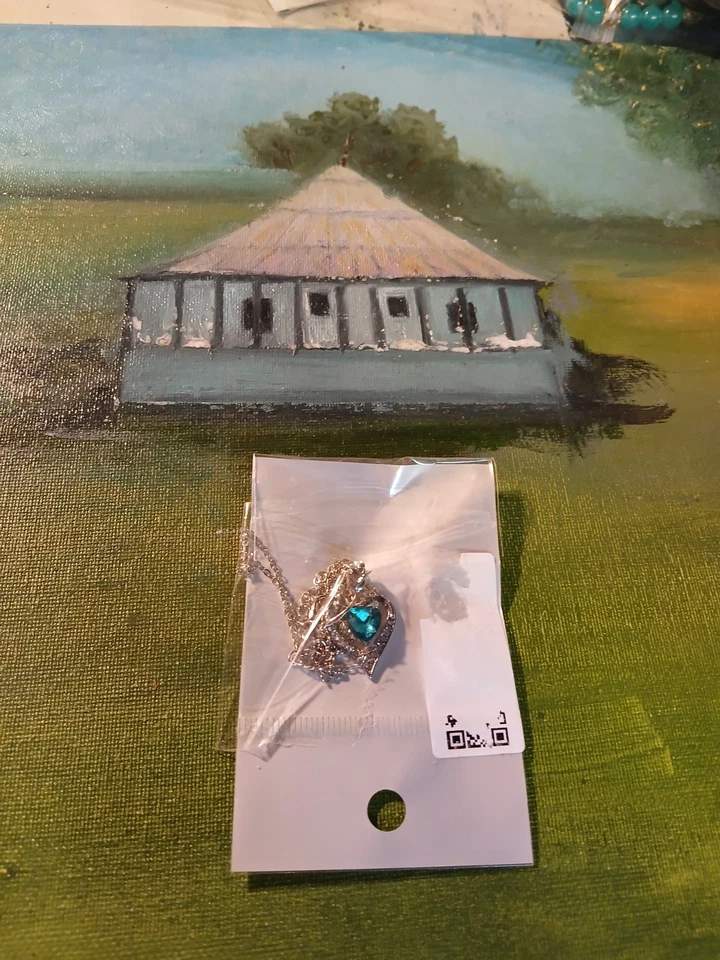 Collar colgante doble corazón tono plata con acento corazón color turquesa Foto 4 de 4