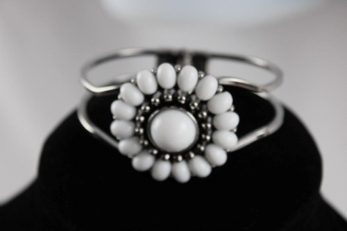 7" WHITE PETAL DAISY HINGED BRACELET~SPRING~UNIQUE~SUNFLOWER~FLORAL~SILVERTONE