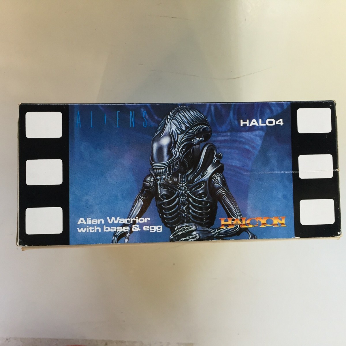 ALIENS 1991 HALCYON ALIEN WARRIOR w/BASE & EGG, HAL04