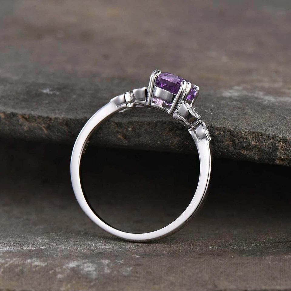 Anillo de mujer de amatista púrpura simulada de corte redondo de 2 quilates enchapado en oro blanco de 14 k plateado Foto 2 de 4