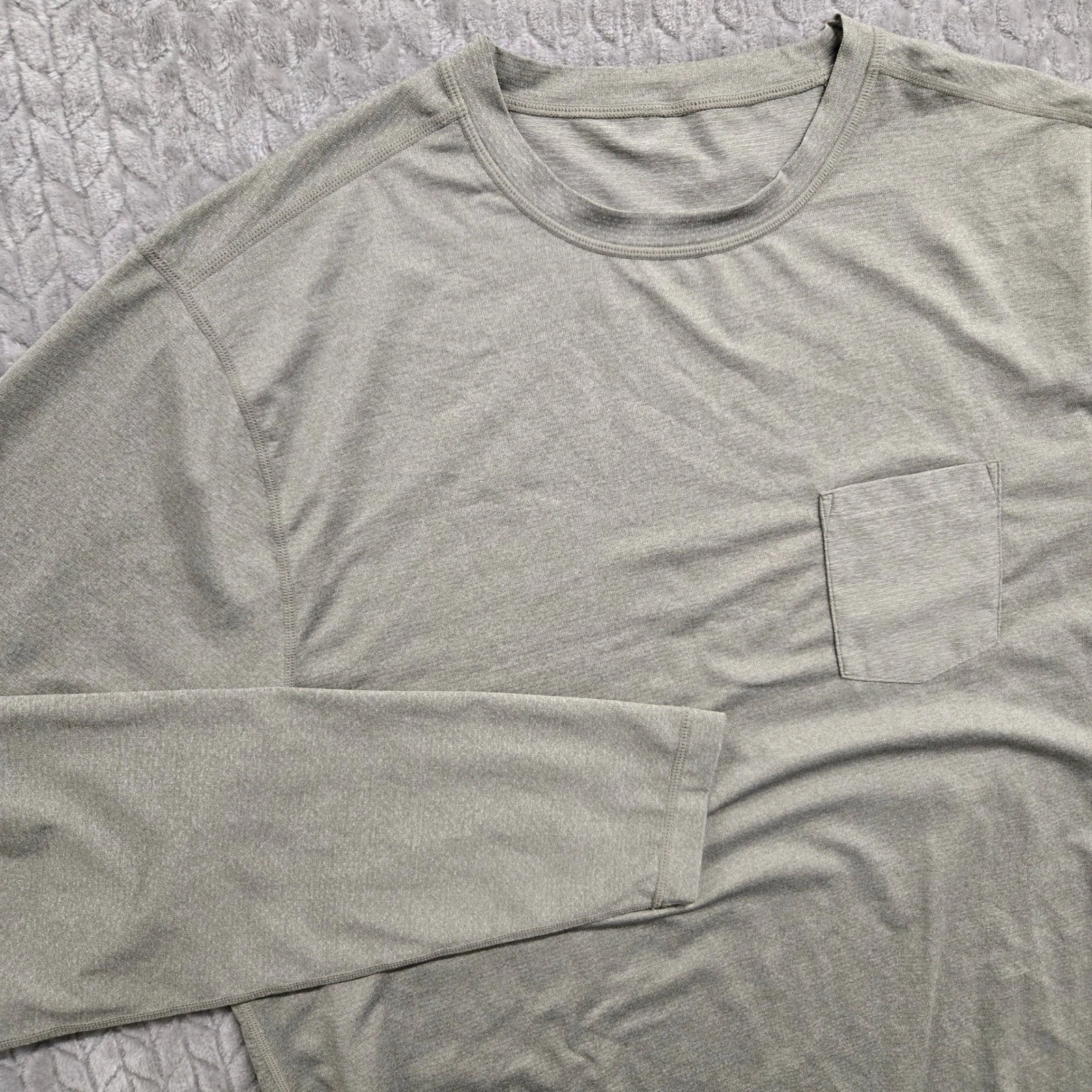 Vuori Tradewind Performance Long Sleeve Shirt Mens XXL Grayish Green Pocket Tee