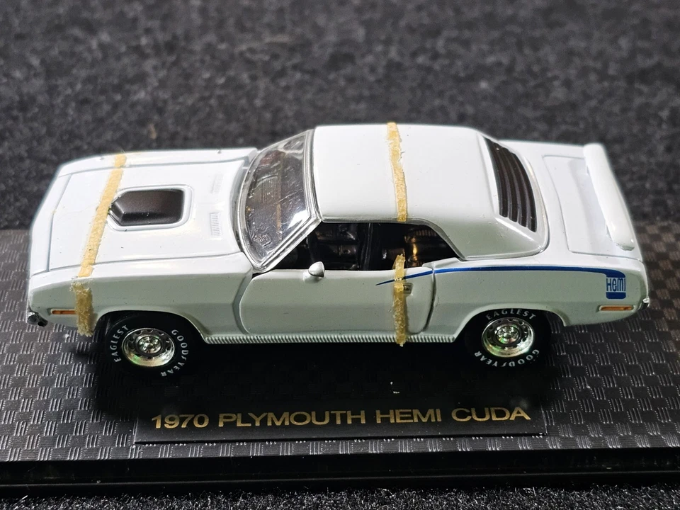 Road Champs 1998 escala 1:43 1970 blanco Plymouth Hemi Cuda con vitrina Foto 2 de 4