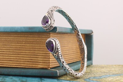 Handgefertigtes offenes Manschettenarmband aus Sterlingsilber und Amethyst mit goldenen Akzenten