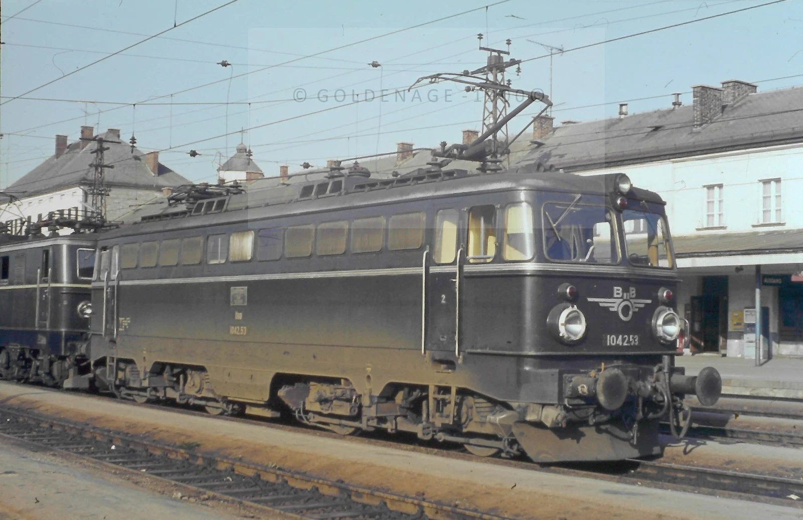 orig DIA ÖBB 1042.53 in grün Zfl Linz in Attnang Puchheim 13.08.1972 (31051 - Bild 1 von 1