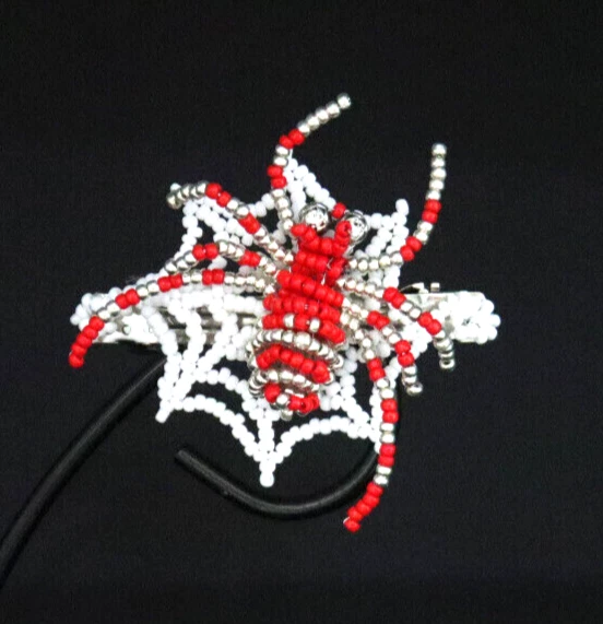 CORREATE PINZA PARA EL PELO FRANCESA CON CUENTAS A MANO ARAÑA/TELA ROJA BLANCA PLATA GÓTICA 4,5X3,5 L Foto 3 de 4