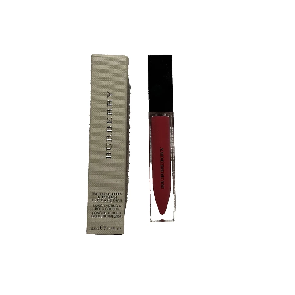 Lápiz labial Burberry Kisses de larga duración y color audaz carmesí claro 28 Foto 2 de 3