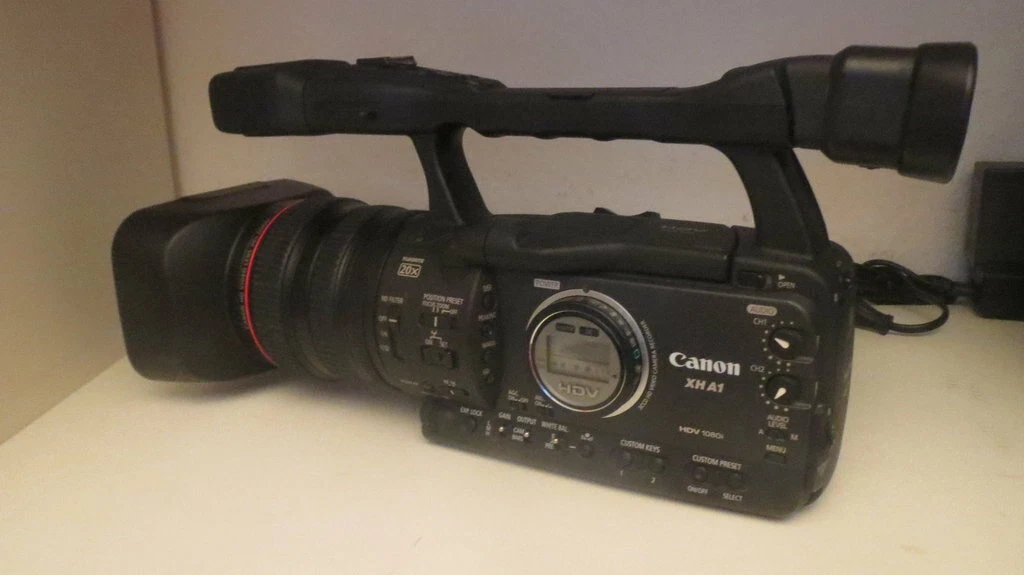 Canon 2024 xh a1