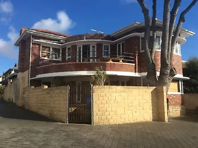 room for lease in this very large art deco house flatshare