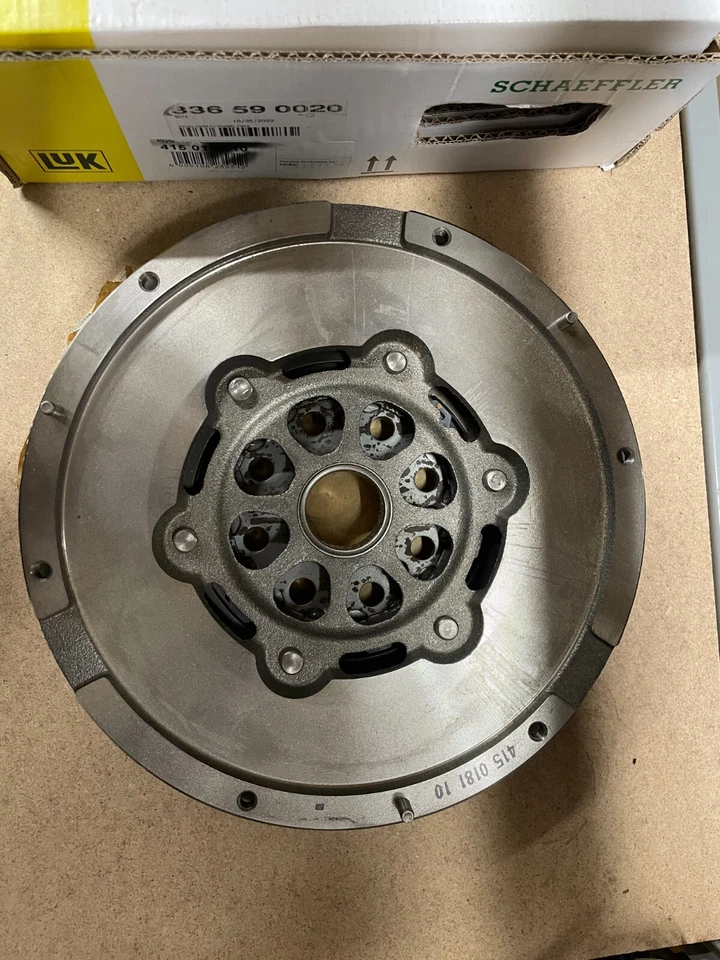 LuK Dual Mass Flywheel DMF fits FORD MONDEO MK3 2.0 TDDi TDCi 115 BHP 415018110 - Image 2 of 4