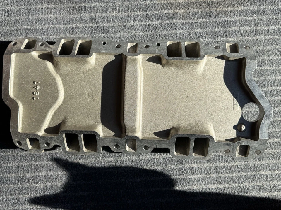 Colector de admisión Weiand X-CELerator 1957-86 Chevy 262-400ci Foto 3 de 4