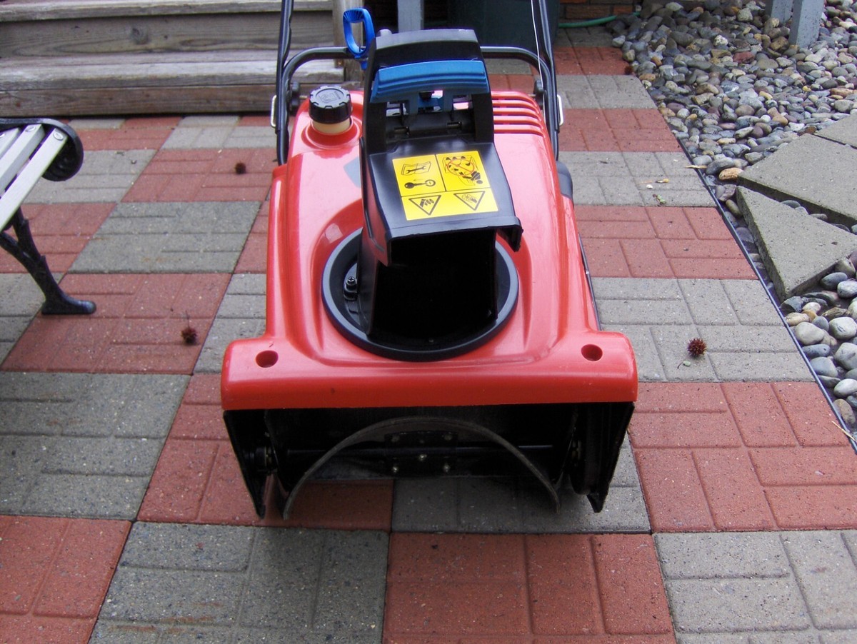 除雪機 TORO 621R PC 整備済みエンジン式 手押し式 シングルステージ 小型除雪機 TORO 621R 始動～除雪 - YouTube